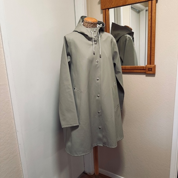 Stutterheim Women's Cream Hooded Raincoat - Picture 9 of 9